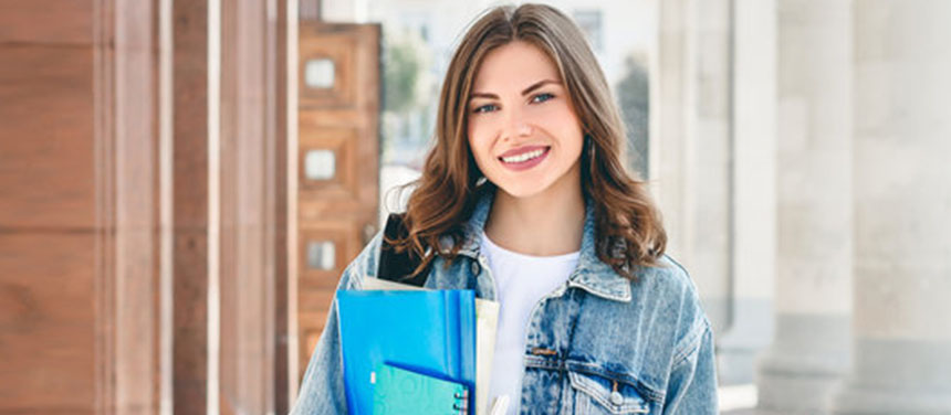 chica estudiante con carpetas