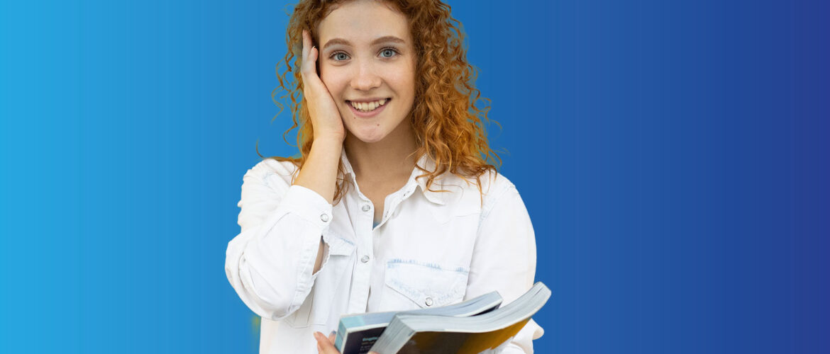 Chica estudiante con libros