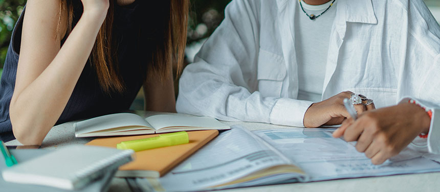 alumnos estudiando juntos